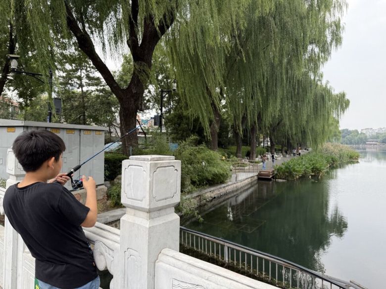 지난 9월25일 중국 베이징 스차하이공원 안 호수에서 시민들이 낚시를 즐기고 있다. 베이징/이정연 특파원