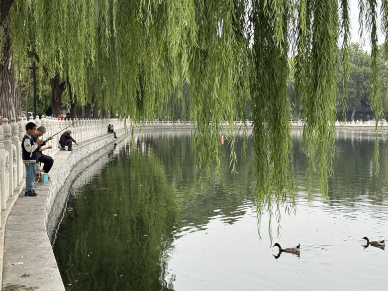 지난 9월25일 중국 베이징 스차하이공원 안 호수에서 시민들이 낚시를 즐기고 있다. 베이징/이정연 특파원