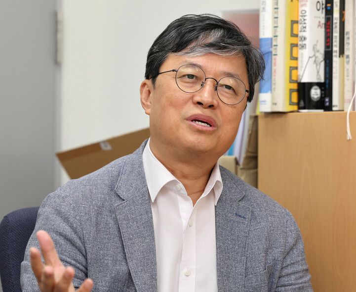 이상영 명지대 교수가 서울 서대문구 명지대 인문캠퍼스 연구실에서 한겨레와 인터뷰 하고 있다. 류우종 기자 wjryu@hani.co.kr