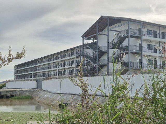 프놈펜 남쪽 외곽에 위치한 범죄단지 ‘태자단지’. 120호실이 있는 건물 11개 동의 큰 규모다. 정인선 기자