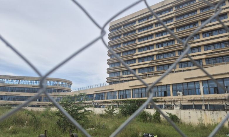 프놈펜 남쪽 외곽 3번 국도변에서 바라본 ‘망고단지’ 모습. 담벼락과 철조망 등이 여러겹 둘러쳐 있다. 정인선 기자