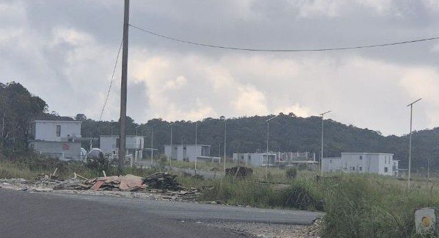 캄보디아 캄포트주 보코르산 주변에 있는 범죄단지 모습. 구불구불한 깊은 산길 주변에 범죄에 이용되는 건물들이 지어져 있다. 정인선 기자