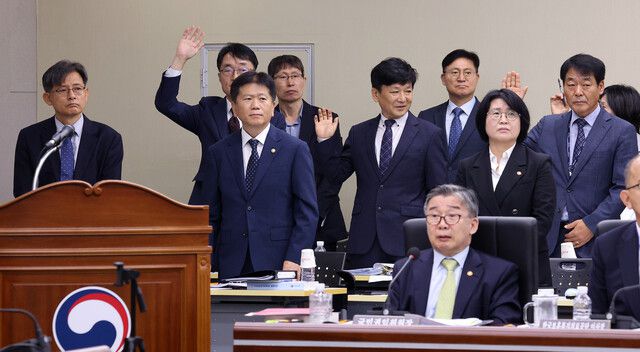 16일 정부세종청사에서 열린 국회 정무위원회 국정감사에서 이강일 더불어민주당 의원이 ‘유철환 국민권익위원장이 전한길 등을 언급한 발언을 한번이라도 들은 사람은 손을 들어 보라’고 하자, 권익위 간부 여럿이 손을 들고 있다. 연합뉴스