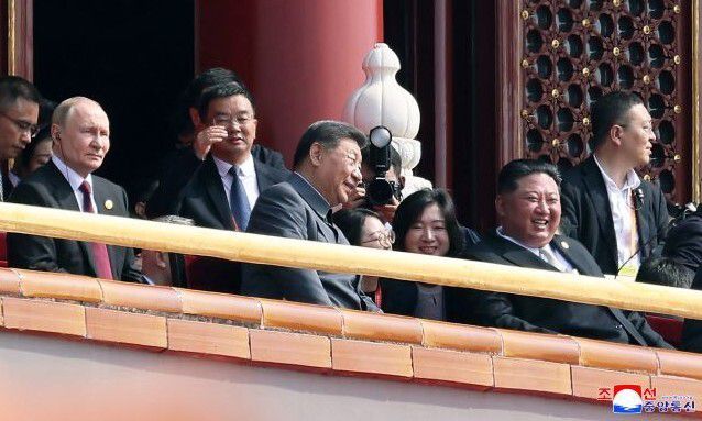 지난달 3일 중국 베이징 천안문(톈안먼) 광장에서 열린 중국 전승절 80돌 경축 열병식을 김정은 북한 국무위원장(앞줄 오른쪽부터)과 시진핑 중국 국가주석, 블라디미르 푸틴 러시아 대통령이 나란히 앉아 지켜보고 있다. 천안문 망루에서 김 위원장과 함께한 시 주석이 이번에는 경주 아펙 정상회의 계기에 방한해 이재명 대통령과 정상회담을 할 예정이다. 조선중앙통신 연합뉴스