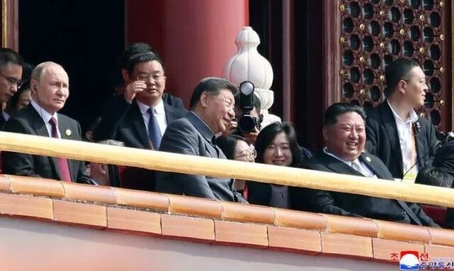 지난달 3일 중국 베이징 천안문(톈안먼) 광장에서 열린 중국 전승절 80돌 경축 열병식을 김정은 북한 국무위원장(앞줄 오른쪽부터)과 시진핑 중국 국가주석, 블라디미르 푸틴 러시아 대통령이 나란히 앉아 지켜보고 있다. 천안문 망루에서 김 위원장과 함께한 시 주석이 이번에는 경주 아펙 정상회의 계기에 방한해 이재명 대통령과 정상회담을 할 예정이다. 조선중앙통신 연합뉴스