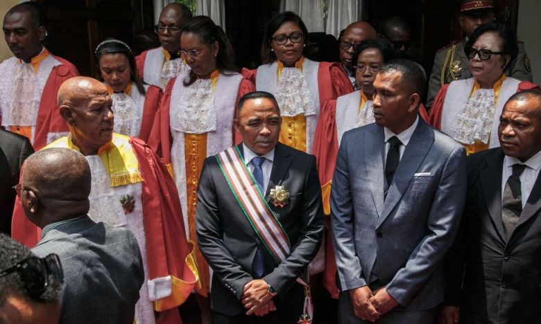 17일(현지시각) 마다가스카르 수도 안타나나리보에서 마이클 랜드리아니리나(가운데)가 대통령 취임식 뒤 사진을 찍고 있다. AFP 연합뉴스