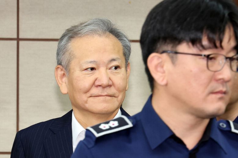 12·3 비상계엄 관련 언론사 단전·단수를 지시한 혐의 등으로 구속기소 된 이상민 전 행정안전부 장관이 17일 오전 서울 서초구 서울중앙지방법원에서 열린 첫 공판에 출석하고 있다. 김태형 기자 xogud555@hani.co.kr