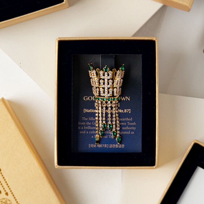 금관 브로치 (2025 뮷즈 공모 선정작). 뮤지엄숍 갈무리