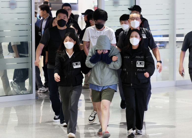 캄보디아 당국의 범죄단지 단속으로 적발돼 구금됐던 한국인 64명이 18일 오전 인천국제공항 2터미널을 통해 송환되고 있다. 이들은 호송 차량 23대 등을 타고 충남경찰청 등 6개 관할 경찰관서로 압송됐다. 공동취재사진