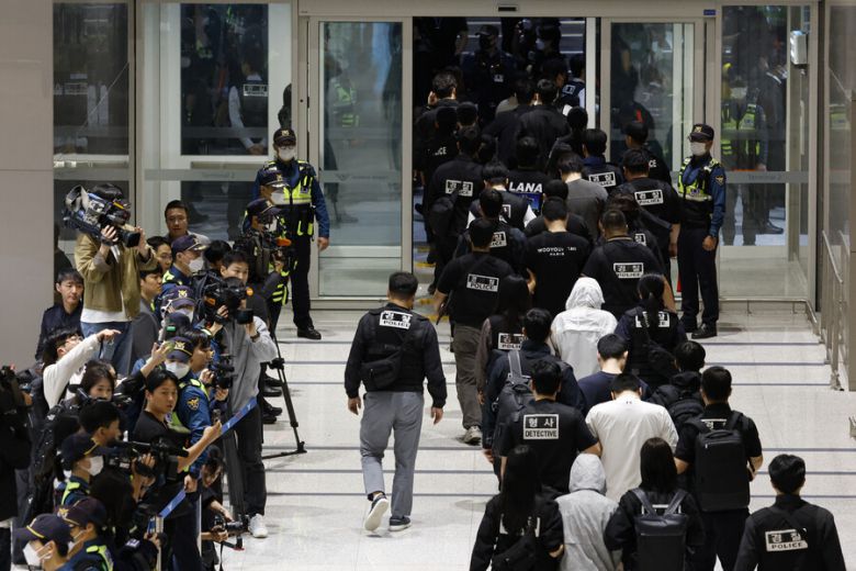 캄보디아에서 범죄에 가담했다가 이민 당국에 구금됐던 한국인 64명이 18일 한국 정부가 마련한 전세기를 타고 인천국제공항을 통해 송환되고 있다. 공동취재사진