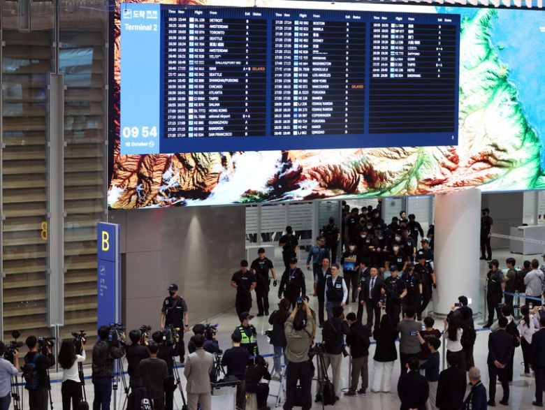 캄보디아 온라인 사기에 가담해 구금된 한국인들이 18일 오전 인천국제공항 제2터미널을 통해 송환되고 있다. 공동취재사진