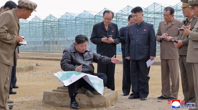 김정은 조선노동당 총비서 겸 국무위원장이 17일 압록강변 평안북도 신의주온실종합농장 건설장을 찾아 “대규모 온실농장을 반드시 손색없이 완공하고 (2026년 1월로 예상되는) 영광의 당대회에 선물하리라는 확신”을 표명했다고 18일 노동신문이 보도했다. 김정은 총비서의 신의주온실종합농장 방문은 지난 9월18일 이후 한달 만이다. 조선중앙통신 연합뉴스