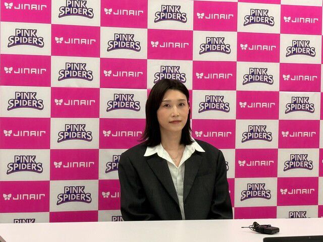 김연경이 18일 인천 삼산체육관에서 은퇴식과 영구결번식을 한 뒤 기자회견을 하고 있다. 손현수 기자