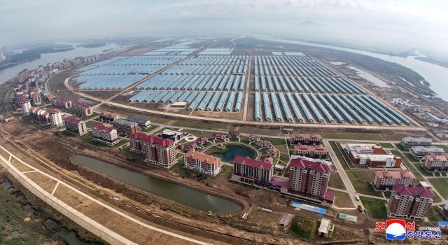 김정은 조선노동당 총비서 겸 국무위원장이 17일 압록강변 평안북도 신의주온실종합농장 건설장을 찾아 “대규모 온실농장을 반드시 손색없이 완공하고 (2026년 1월로 예상되는) 영광의 당대회에 선물하리라는 확신”을 표명했다고 18일 노동신문이 보도했다. 김정은 총비서의 신의주온실종합농장 방문은 지난 9월18일 이후 한달 만이다. 조선중앙통신 연합뉴스