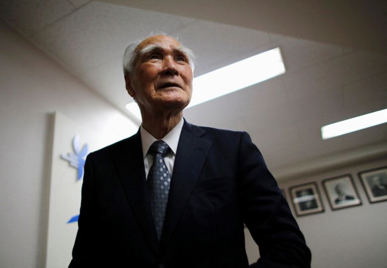 2015년 무라야마 도미이치 전 총리가 일본 도쿄 사회민주당 본부에서 로이터 통신과 인터뷰한 뒤 자리를 떠나고 있다. 로이터 연합뉴스