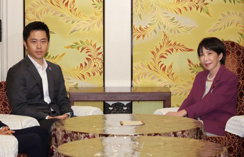 지난 15일 다카이치 사나에 자민당 총재(오른쪽)와 요시무라 히로후미 일본유신회 대표가 일본 도쿄 국회에서 회동하고 있다. 지지통신 연합뉴스