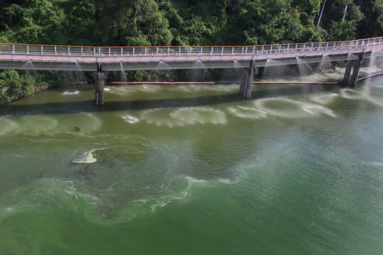 경남 창원시 의창구 동읍 본포리 본포취수장의 취수구 부근 모습. 2022년 7월 취수구로 모여드는 녹조를 막기 위해 살수 장치와 차단막을 설치해놓았다. 김규원 선임기자