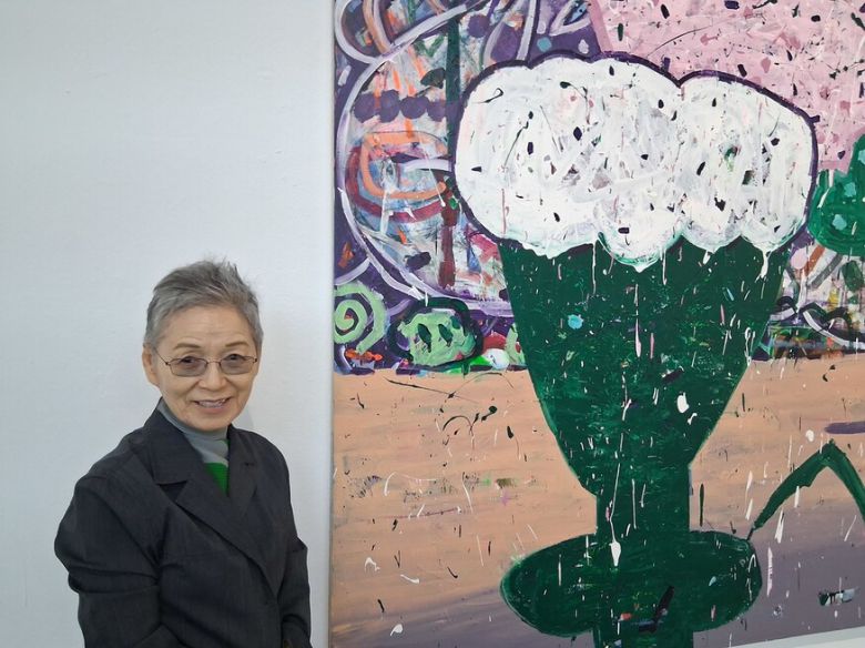 전시를 개막한 지난 15일 오후 토탈미술관 지하 전시장에서 만난 노준의 관장. 그의 옆에 정혜진 작가의 아크릴 그림 ‘튤립 칠드런 2305’(2023)가 내걸려 있다. 노형석 기자