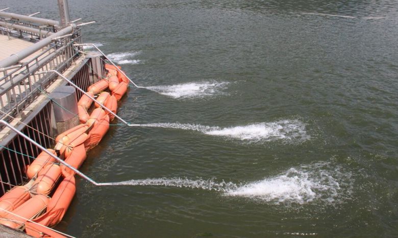 지난 9월 낙동강 매리 취수장에서 취수구 앞의 녹조를 막기 위해 물이 뿌려지고 있다. 김규원 선임기자