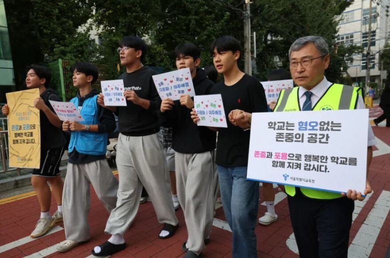 지난달 25일 오후 서울 구로구 한 중학교 앞에서 학생들과 정근식 서울시교육감이 ‘학교는 혐오 없는 존중의 공간’ 등이 적힌 손팻말을 들고 거리를 걷고 있다. 최현수 기자 emd@hani.co.kr