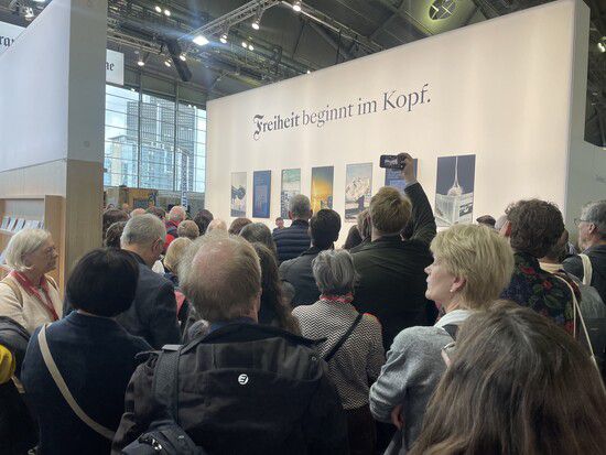 프랑크푸르트 도서전에서는 대중 강연이 곳곳에서 열렸고 사람들이 밀려들어 발들일 틈이 없었다. 이유진 기자