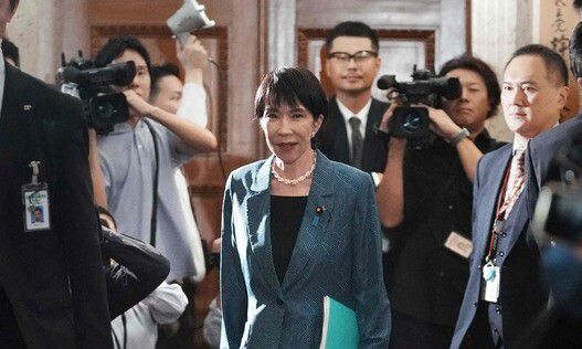 다카이치 사나에 일본 총리 당선자가 지난 20일 일본 도쿄 국회에서 걸어가고 있다. AFP 연합뉴스