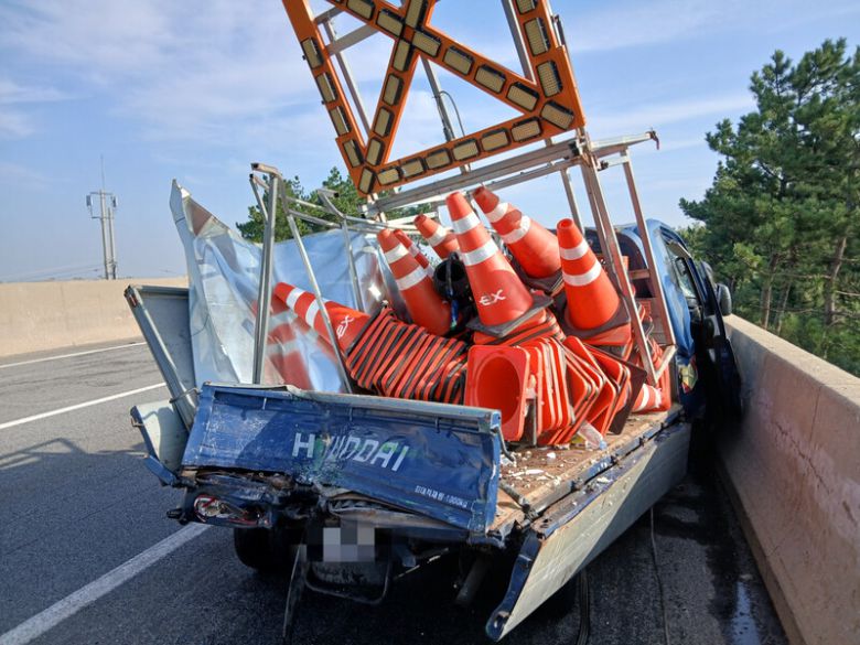 22일 오전 9시8분께 서해안고속도로 상행선 서김제 나들목 인근에서 도로 보수 작업중이던 노동자 1명이 화물차에 치여 숨지는 사고가 발생했다. 전북도소방본부 제공