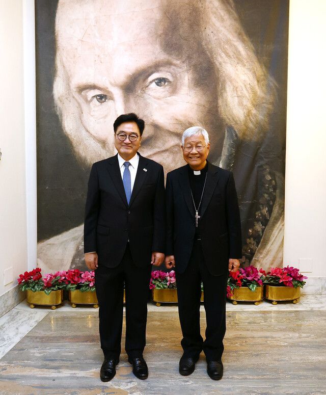 우원식 국회의장(왼쪽)이 지난 20일(현지시각) 바티칸 교황청에서 유흥식 추기경(교황청 성직자부 장관)과 기념사진을 찍고 있다. 국회의장실 제공