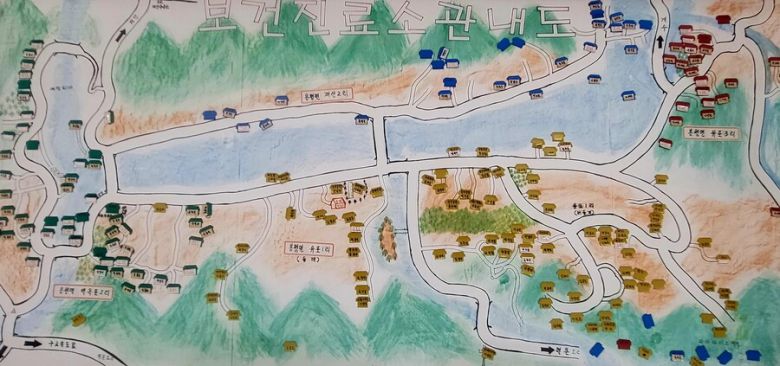 등매보건진료소 건강증진실 벽엔 5개 마을 주민 617명의 집이 손으로 그린 지도 위에 표시돼 있었다. 이문영 기자