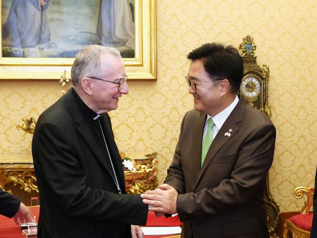 우원식 국회의장(오른쪽)이 지난 21일(현지시각) 바티칸 교황청에서 피에트로 파롤린 교황청 국무원장과 인사를 나누고 있다. 국회의장실 제공