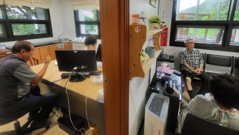 7월17일 강원도 평창군 봉평면 등매보건진료소에서 순회 진료 나온 김준현 봉평보건지소장(공중보건의·왼쪽 둘째)이 환자를 상담하는 동안 대기실에서 주민들이 진료를 기다리고 있다. 이문영 기자