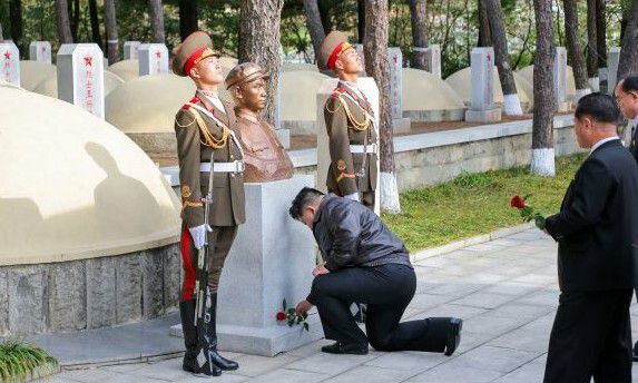 김정은 조선노동당 총비서 겸 국무위원장은 24일 평안남도 회창군에 있는 ”중국인민지원군 조선전선 참전 75돌”에 즈음해 ‘중국인민지원군 렬사릉원’을 찾아 “렬사들에게 숭고한 경의를 표하셨다”고 25일 노동신문이 보도했다. 조선중앙통신 연합뉴스