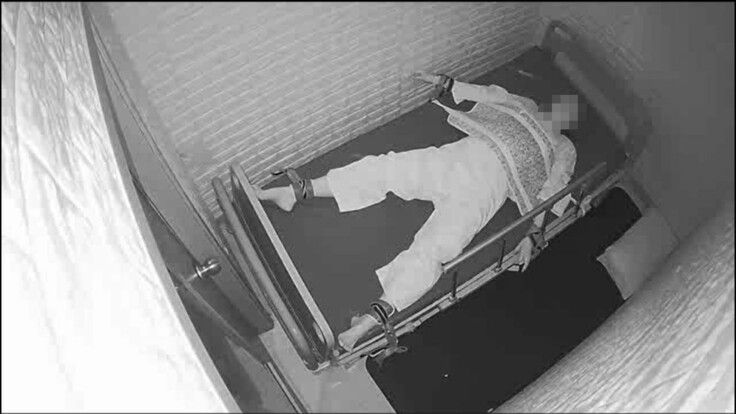 지난해 5월27일 부천 더블유(W)진병원에서 33살 여성 환자인 박아무개씨가 손과 발, 가슴까지 5포인트 강박된 채 누워있다. 시시티브이 영상 갈무리