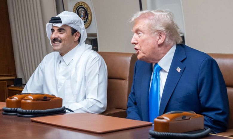 도널드 트럼프 미국 대통령(오른쪽)이 25일(현지시각) 말레이시아에서 열리는 아세안(ASEAN) 정상회의 참석을 위해 가는 도중 카타르 도하에서 연료를 보충하는 동안 카타르의 타밈 빈 하마드 알사니 국왕(왼쪽)과 대통령 전용기 에어포스 원 안에서 회담을 가졌다. 도하/UPI 연합뉴스