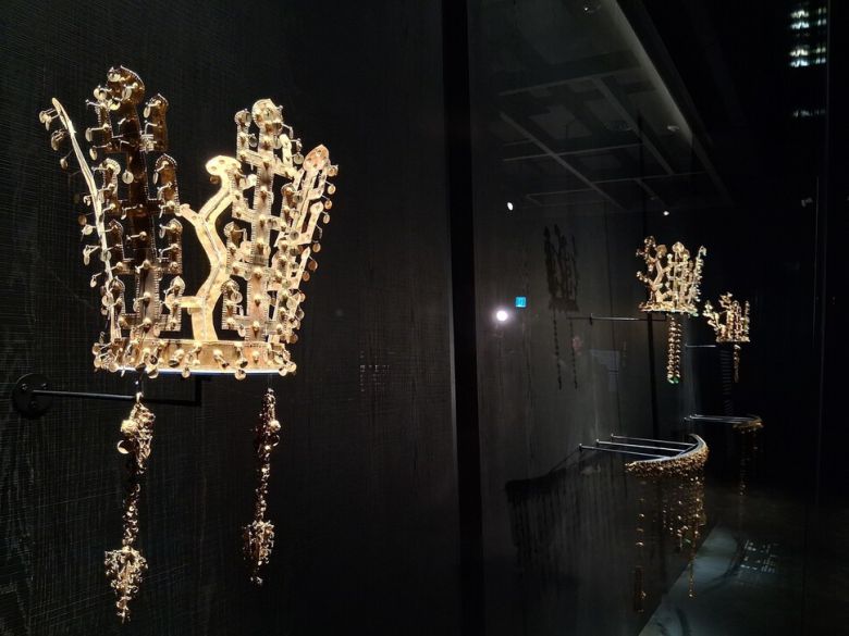 ‘신라 금관, 권력과 위신’전 전시장 벽에 나란히 내걸린 신라 금관들. 왼쪽부터 금령총, 금관총, 서봉총 금관이다. 노형석 기자