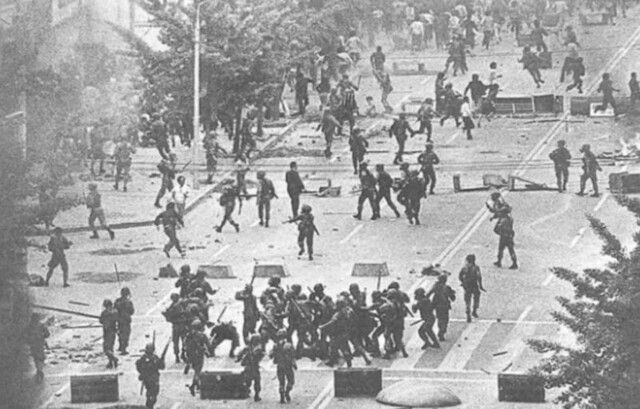 1980년 5·18민주화운동 때 광주 금남로에서 군인들이 시민들에게 폭력을 휘두르고 있다. 5·18기념재단 제공