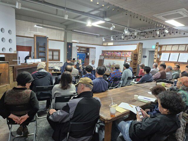 지난 24일 저녁 7시 광주광역시 동구 비움박물관에서 기타지마 기신 일본 요카이치대 명예교수가 강연하고 있다. 정대하 기자