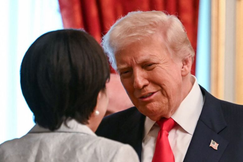 도널드 트럼프 미국 대통령이 28일(현지시각) 도쿄 아카사카 영빈관에서 다카이치 사나에 일본 총리를 만나 대화를 나누고 있다. 도쿄/AFP 연합뉴스