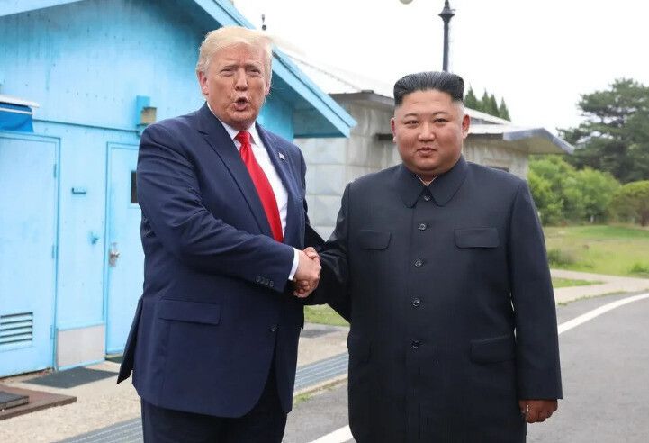 김정은 북한 국무위원장과 도널드 트럼프 미국 대통령이 2019년 6월30일 오후 판문점 자유의 집 앞에서 만나 악수하고 있다. 판문점/김정효 기자 hyopd@hani.co.kr