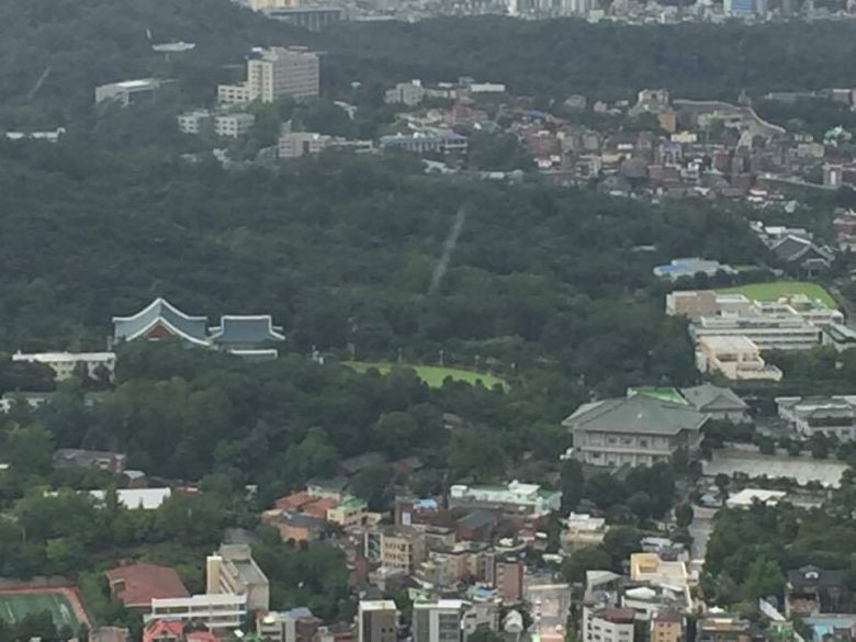 청와대 쪽 사진 촬영이 전면 허용된 2017년 8월 인왕산 정상에서 찍은 청와대 모습. 김규원 선임기자