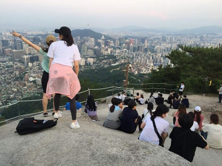 인왕산 정상에 오른 시민들의 모습. 김규원 선임기자