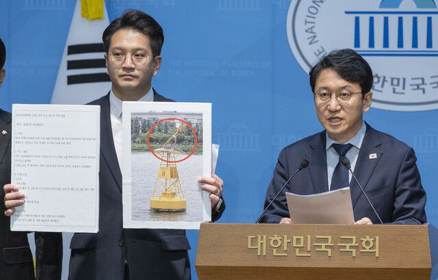 더불어민주당 국회 국토교통위 소속 의원들이 29일 국회에서 한강버스 사고 은폐 규탄 기자회견을 하고 있다. 연합뉴스