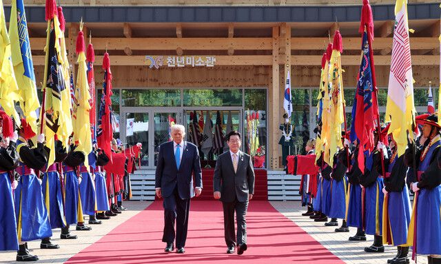 이재명 대통령과 도널드 트럼프 미국 대통령이 29일 경북 경주 국립경주박물관에서 열린 공식 환영식을 마친 뒤 정상회담장으로 이동하고 있다. 김태형 기자 xogud555@hani.co.kr