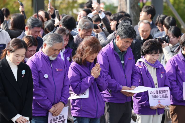 10·29 이태원 참사 3주기 기억식이 열린 29일 오전 서울 종로구 광화문광장에서 참석자들이 묵념을 하고있다. 김혜윤 기자 unique@hani.co.kr