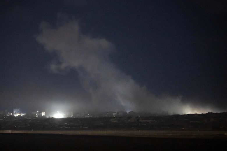 29일(현지시각) 이스라엘군의 공습으로 팔레스타인 가자지구 북부에서 연기가 피어오르는 것이 이스라엘 남부 경계에서 보인다. AFP 연합뉴스