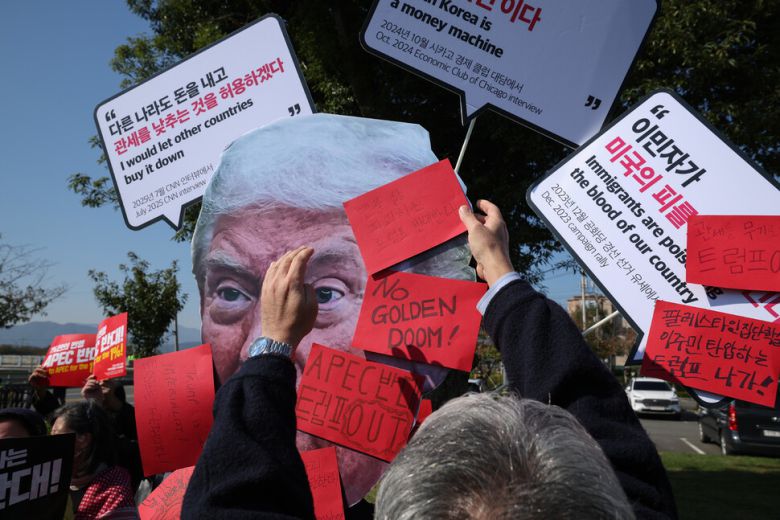 국제민중행동 조직위원회가 29일 오전 경북 경주시 보문단지 통제구역 앞에서 연 ‘트럼프 방한 규탄! 기자회견’에서 한 참가자가 트럼프 형상에 레드 카드를 붙이고 있다. 최현수 기자 emd@hani.co.kr