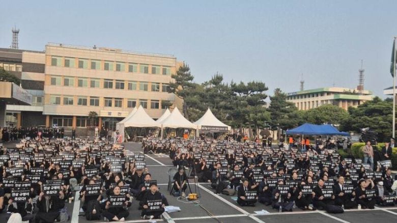 지난 5월30일 제주시 연동 제주도교육청 광장에서 ㄱ교사를 추모하는 문화제가 열리고 있다. 서보미 기자