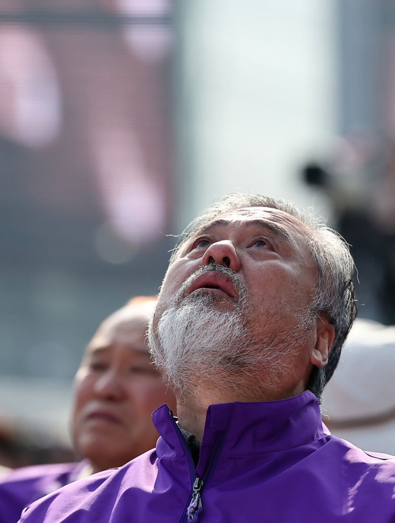 이정민 전 이태원 참사 유가족협의회 운영위원장이 29일 서울 종로구 광화문광장에서 열린 10.29 이태원 참사 3주기 기억식에서 슬픔에 잠겨 있다. 공동취재사진