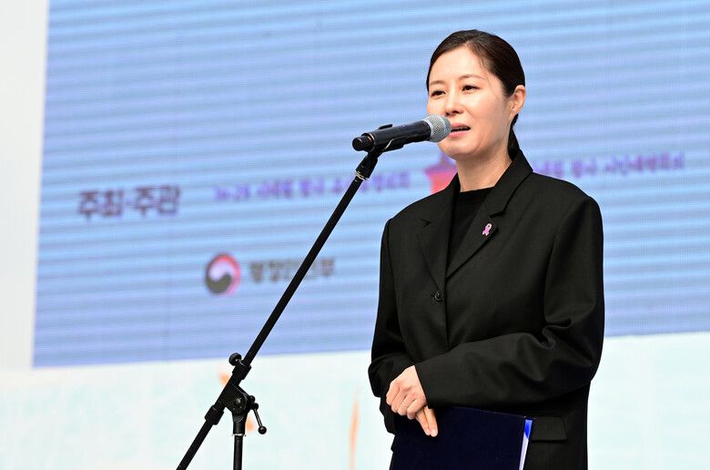 배우 문소리가 29일 오전 서울 종로구 광화문 북광장에서 열린 이태원 참사 3주기 기억식에 참석해 추모글을 낭독하고 있다. 공동취재사진