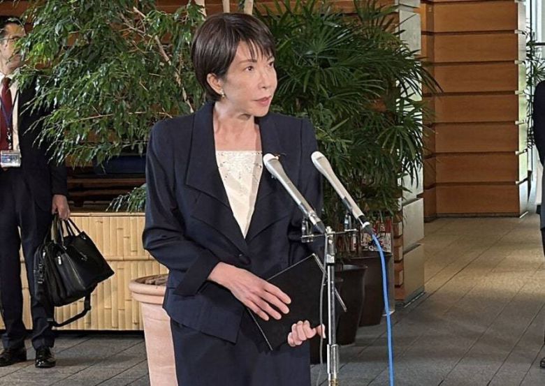 다카이치 사나에 일본 총리가 지난 22일 도쿄 총리 관저에서 기자들과 만나고 있다. AFP 연합뉴스